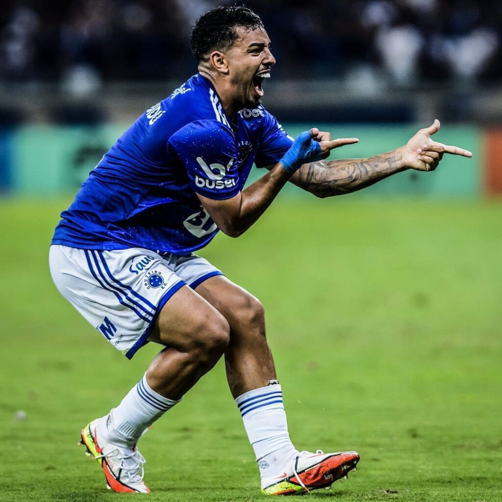 Matheus Bidu se emociona torcida do Cruzeiro após mais uma vitória