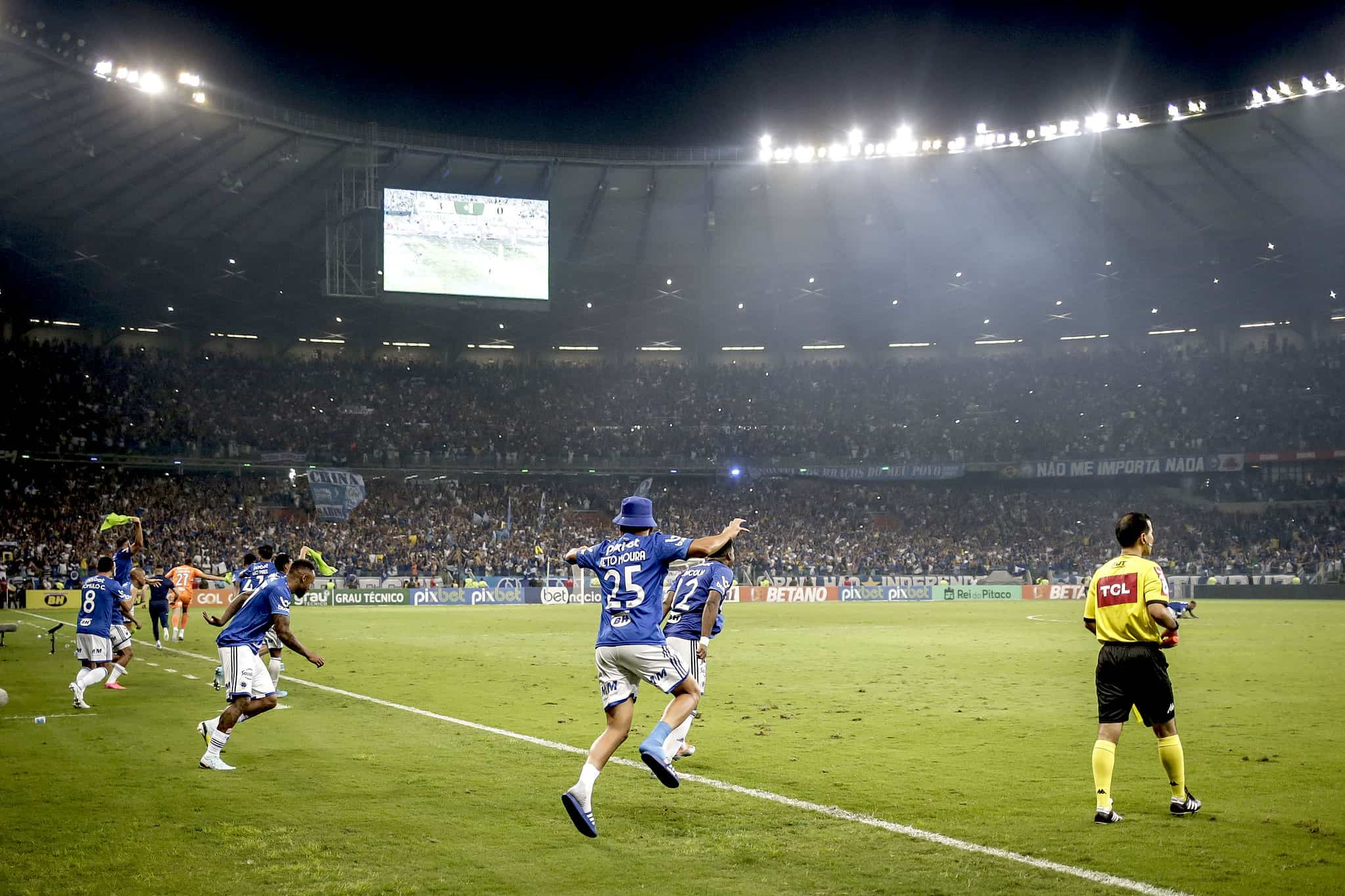 Torcida Do Vasco Est Chorando Enquanto A Do Cruzeiro Pula De Alegria