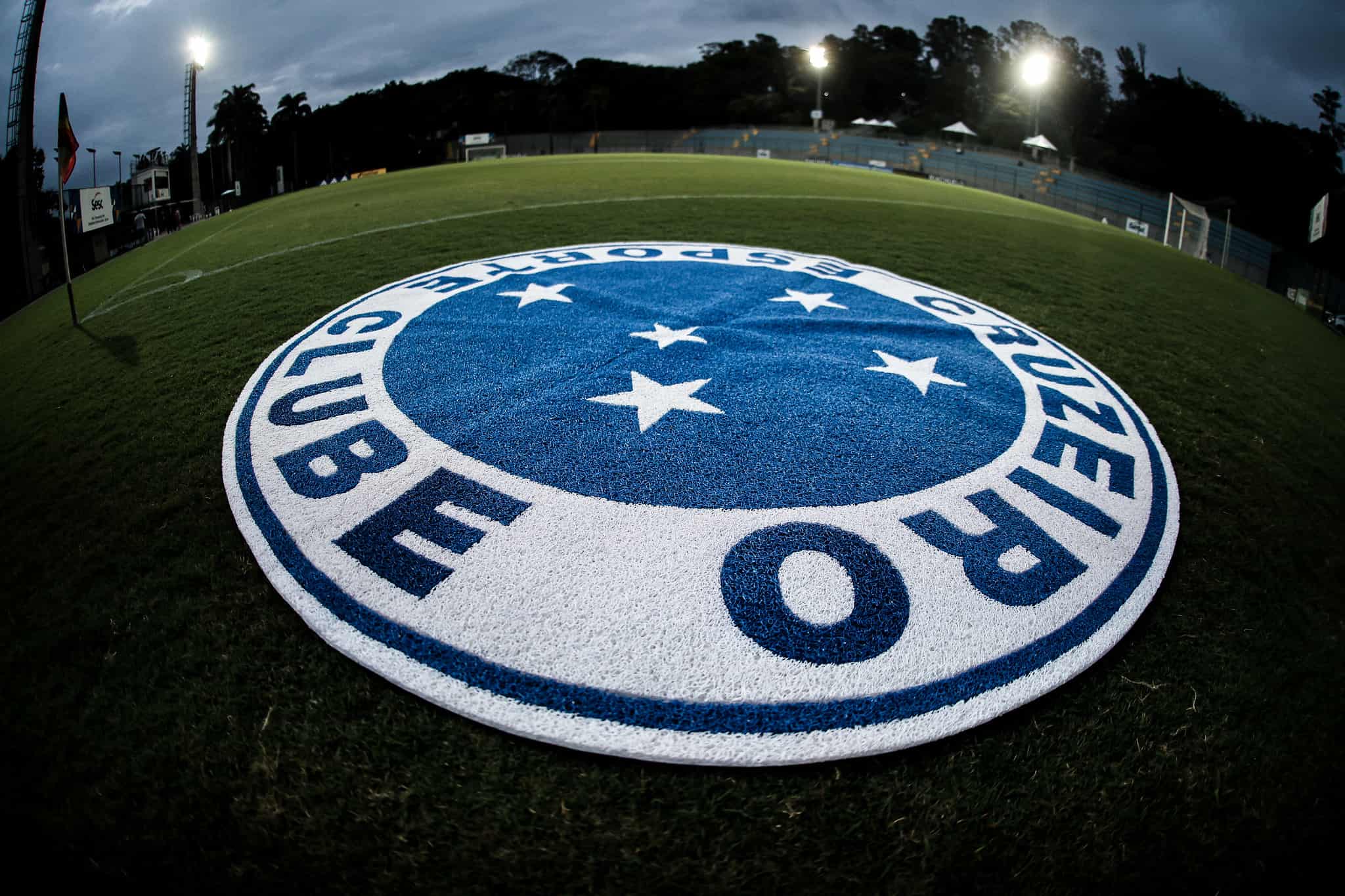 Craque do Cruzeiro teve que tomar ponto após grave entrada em jogo