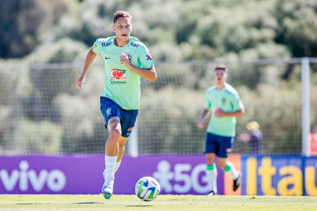 Jogadores Do Cruzeiro Se Apresentam Para A Sele O Brasileira