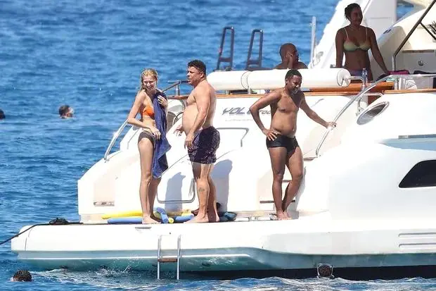 Férias? Ronaldo Fenômeno é flagrado em situação inusitada por paparazzis