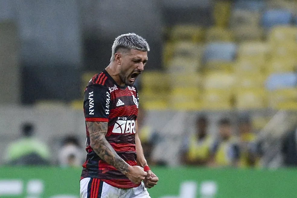 Ex-camisa 10 do Cruzeiro atinge marca histórica vestindo a camisa de rival