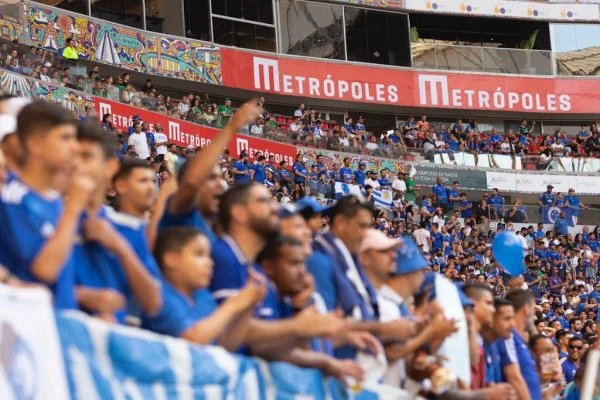 Torcida do Cruzeiro deixa Atlético-MG no chinelo e mostra quem é a maior de minas