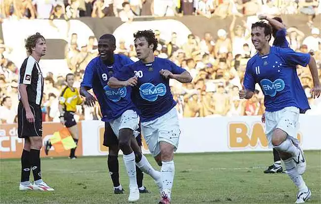 Kleber Gladiador comemora acesso do Cruzeiro e leva torcida à loucura ao falar do Atlético-MG