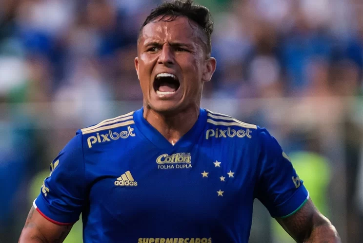 É artilheiro do Cruzeiro mas quase foi demitido do clube
