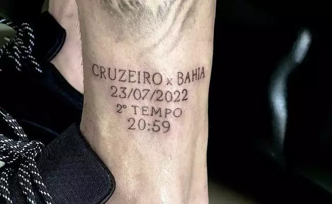Craque do Cruzeiro vai além e faz tatuagem para eternizar momento no clube