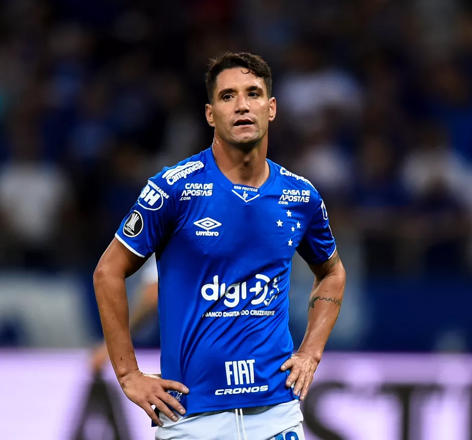 Thiago Neves choca torcida do Cruzeiro e entra para o livro dos recordes