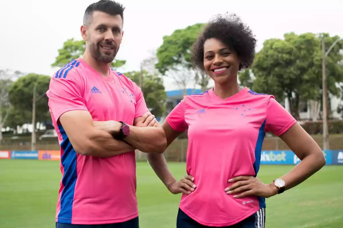 Cruzeiro divulga a data que os times feminino e masculino vão usar a camisa rosa