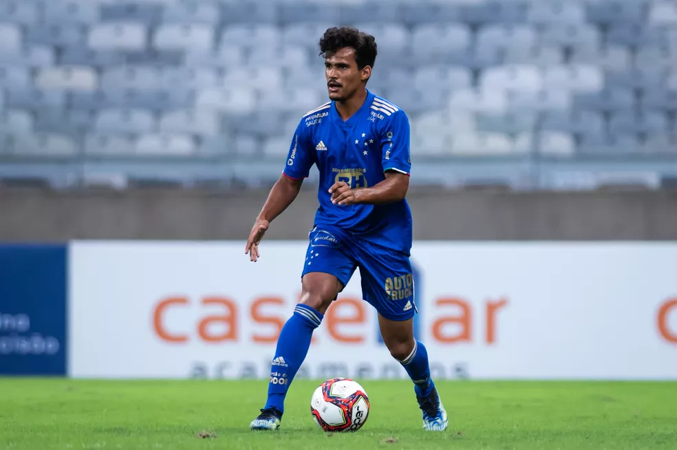 Brock “prega peça” em jogador do Cruzeiro durante coletiva
