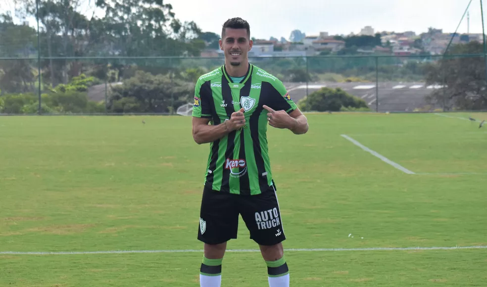 Trocou o Cruzeiro pelo rival e agora se envolveu em cobrança da torcida