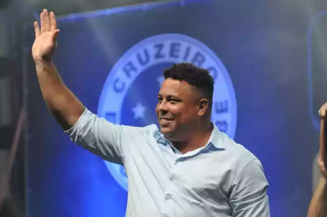 Torcida do Cruzeiro vai á loucura com homenagem para Ronaldo Fenômeno