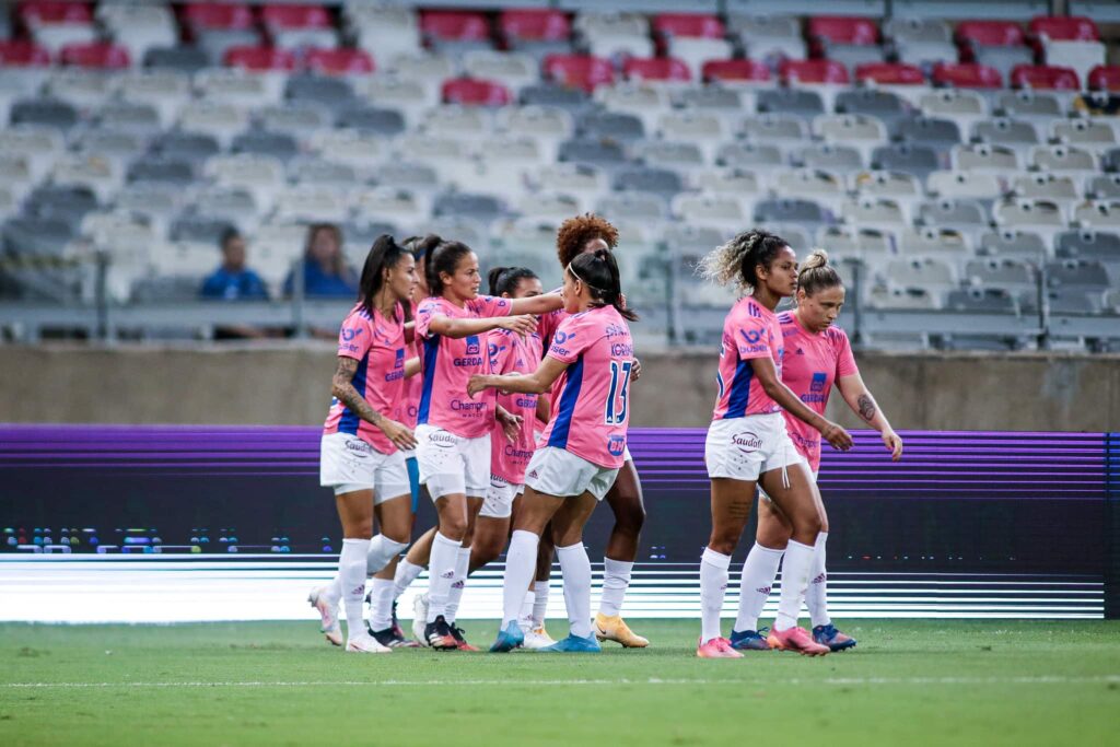 Batido recorde de público num jogo de futebol feminino