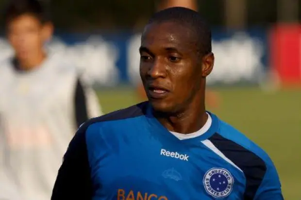 Ídolo do Cruzeiro não pensa duas vezes e manda duro recado para árbitro que prejudicou a Raposa