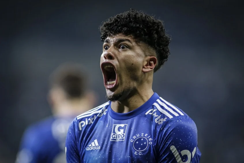 Jogador do Cruzeiro se revolta com marcação da arbitragem e tem atitude explosiva no Mineirão