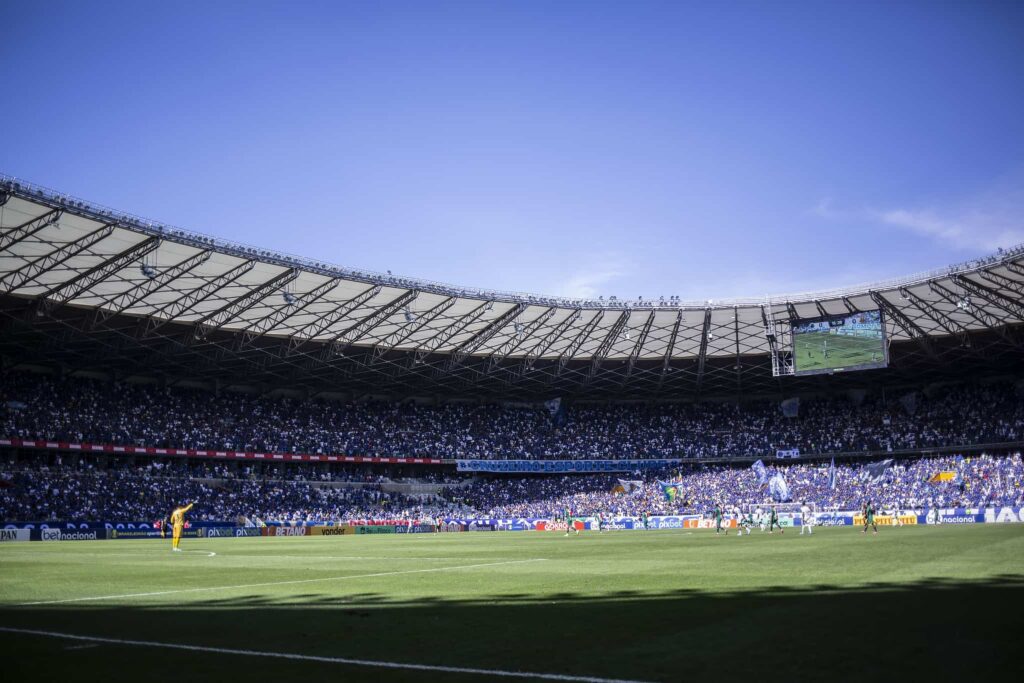 Atacante dispensado pelo Cruzeiro agora está jogando pelo Barcelona