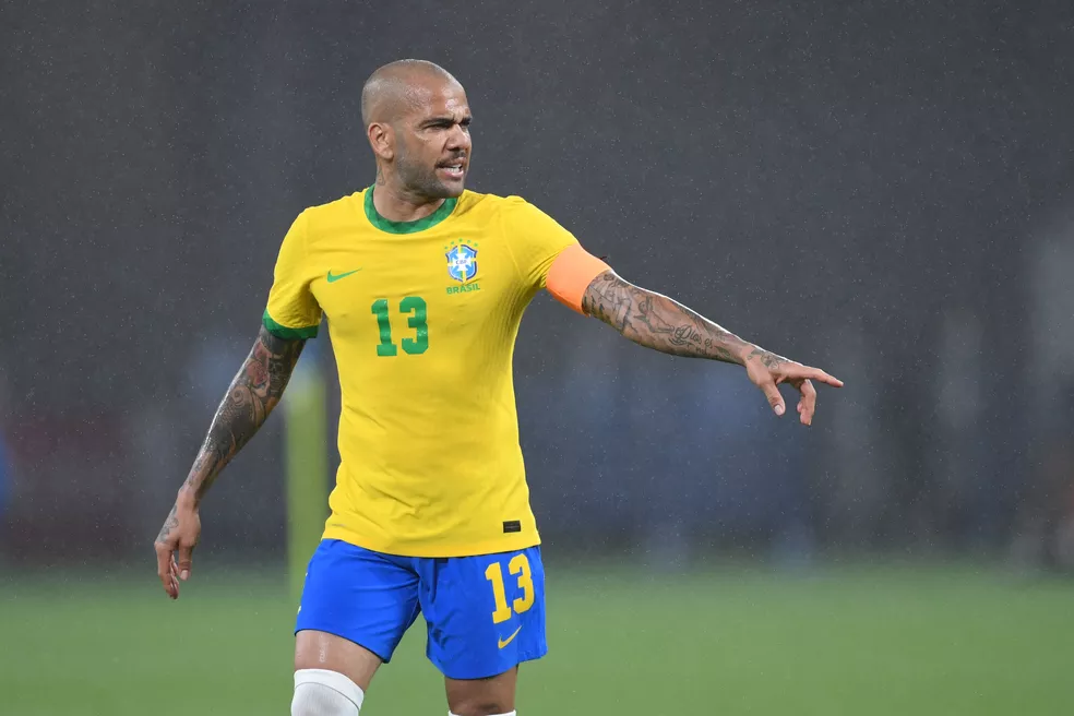 Daniel Alves deve ser titular do Brasil na Copa do Mundo 2022 e torcida vai ao desespero