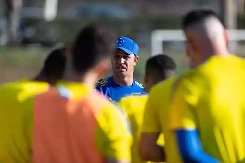 Fracassou no Cruzeiro e agora vai continuar na Série B