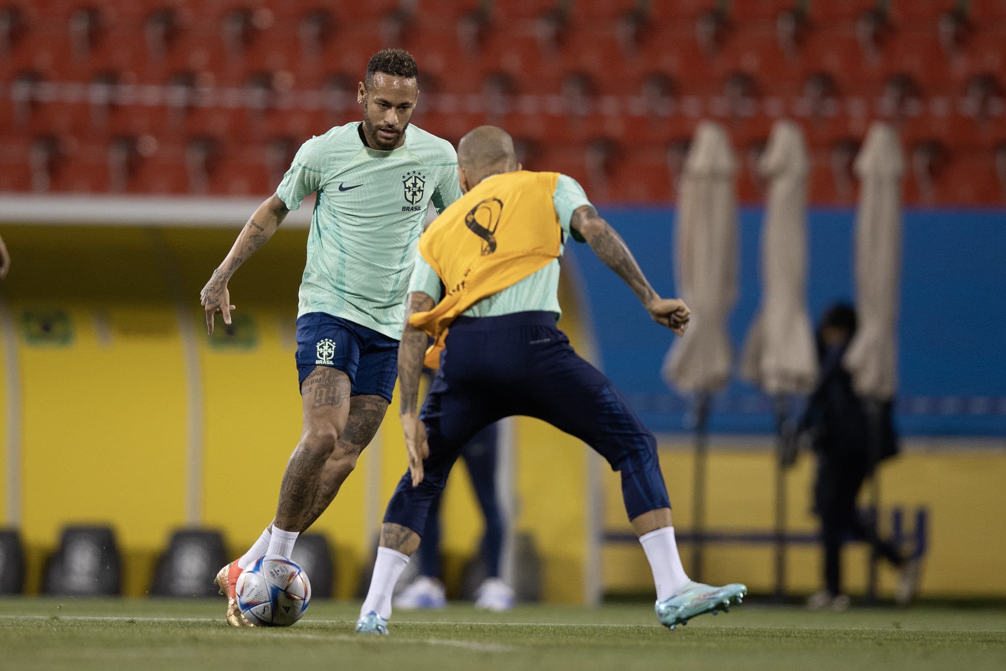 Neymar, à frente de Ronaldo, resolve para o Brasil como Fenômeno
