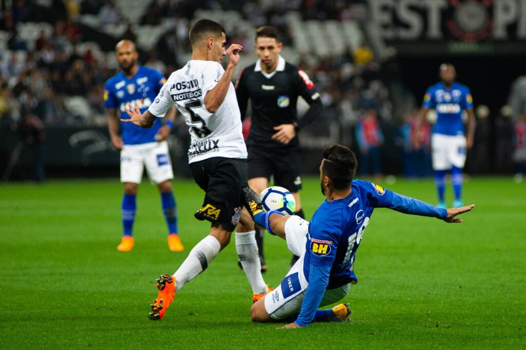 Lateral do Cruzeiro deu um baile e marcou golaço contra o Corinthians