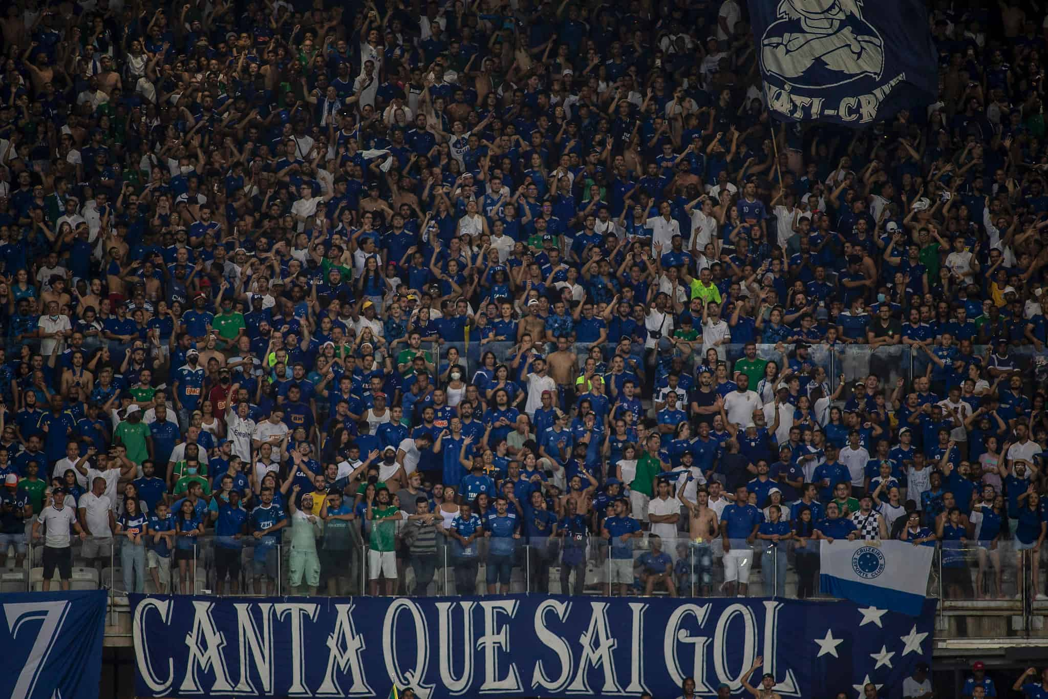 Na torcida por Roger, Deborah Secco acompanha a goleada do Cruzeiro