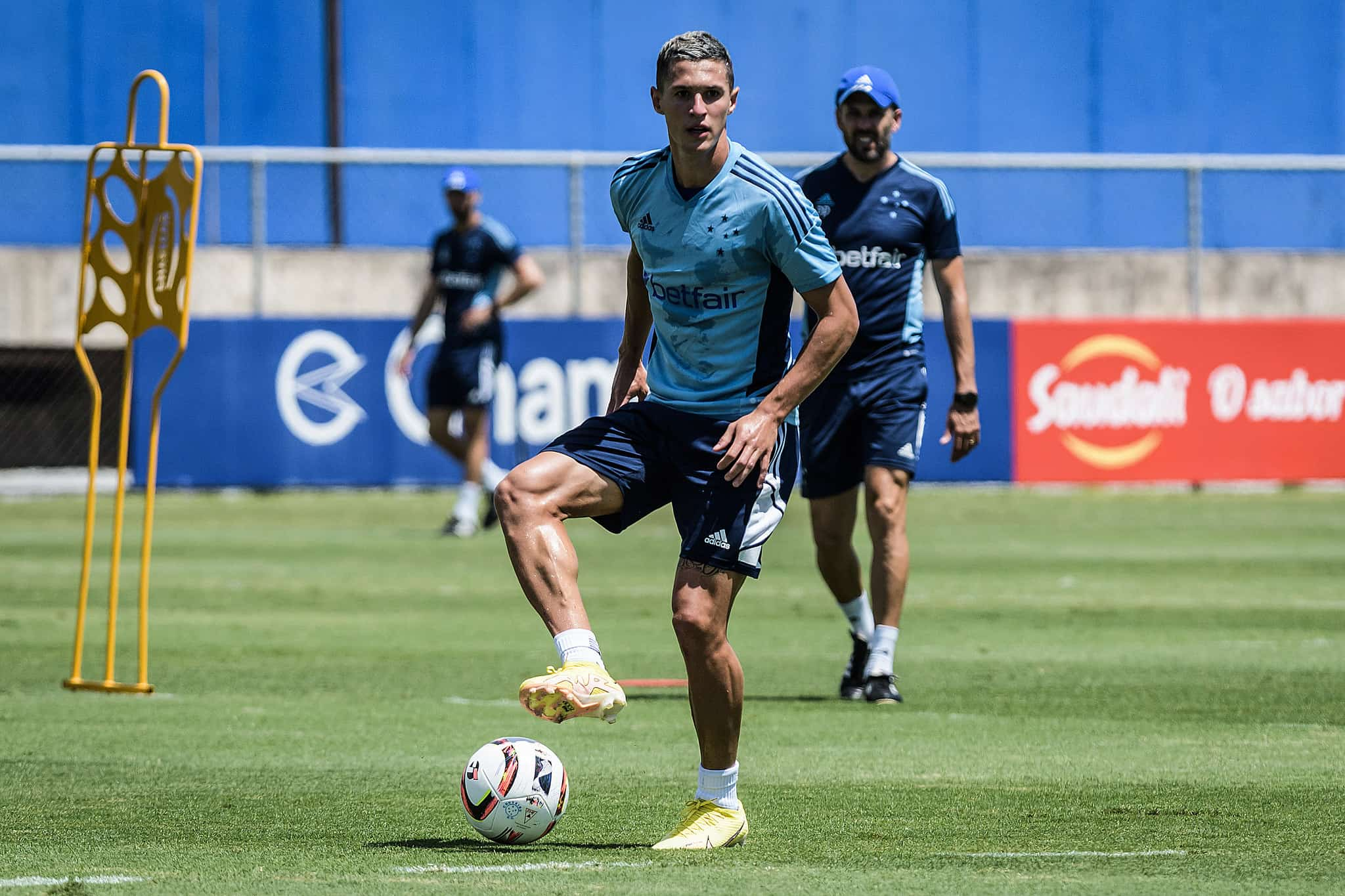 Wesley Gasolina volta a treinar com o elenco do Cruzeiro após ser