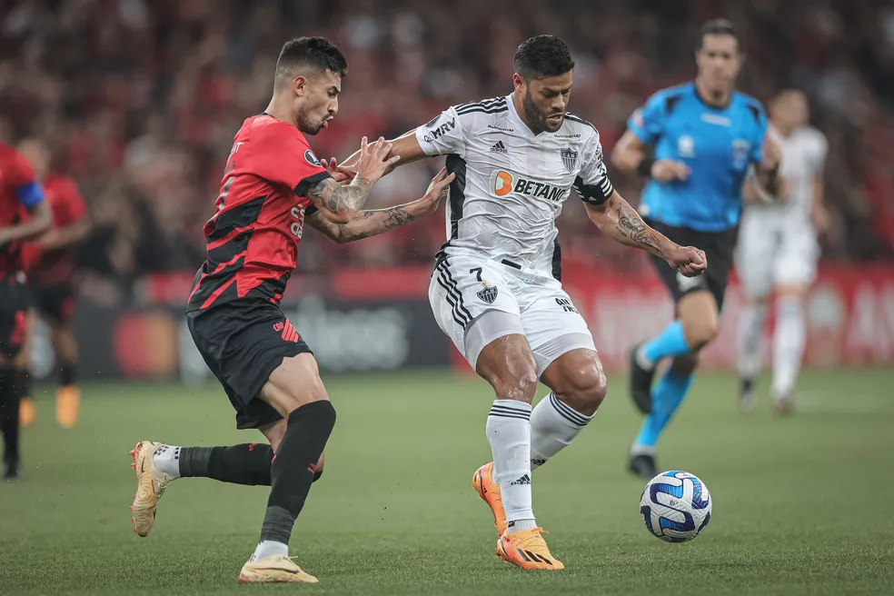 Hulk sai humilhado de campo e cai no choro após mais um fracasso do Atlético-MG