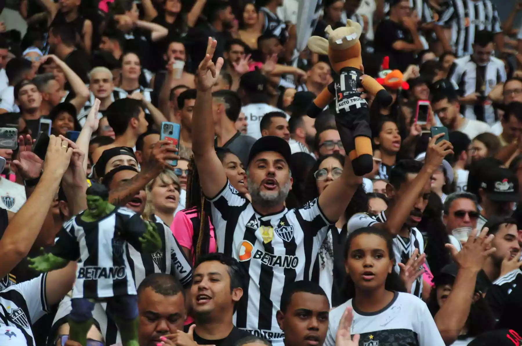 Torcida do Atlético-MG deu vexame e provou que a do Cruzeiro é a maior de Minas