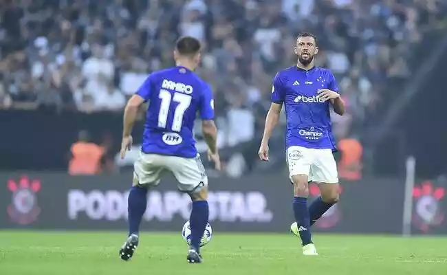 Viu essa? Meia do Cruzeiro deu drible espetacular em volante do Corinthians