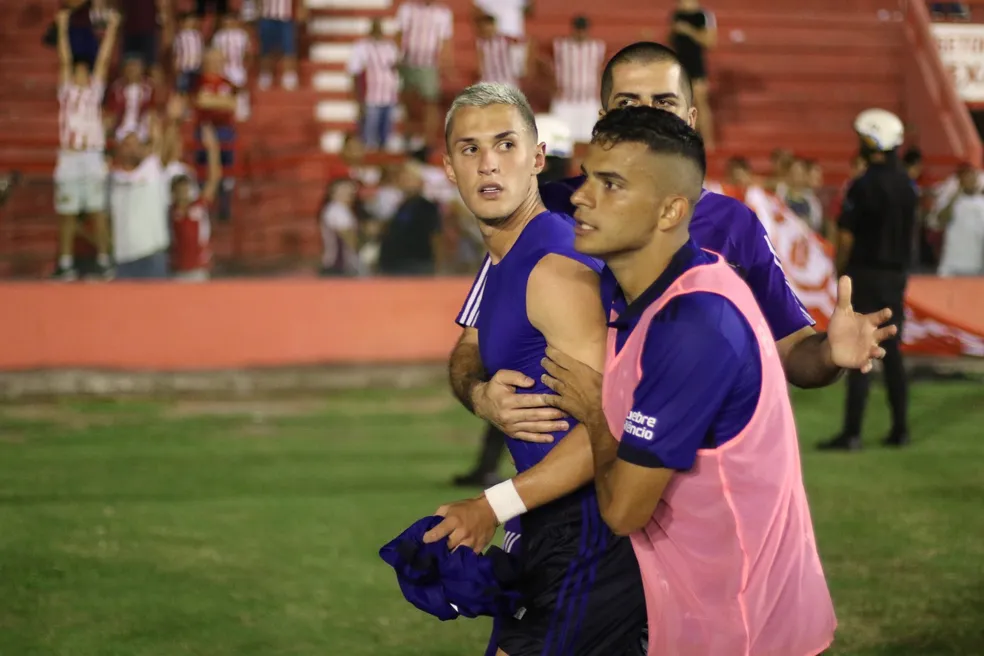 Jogador do Náutico passa dos limites e xinga craque do Cruzeiro