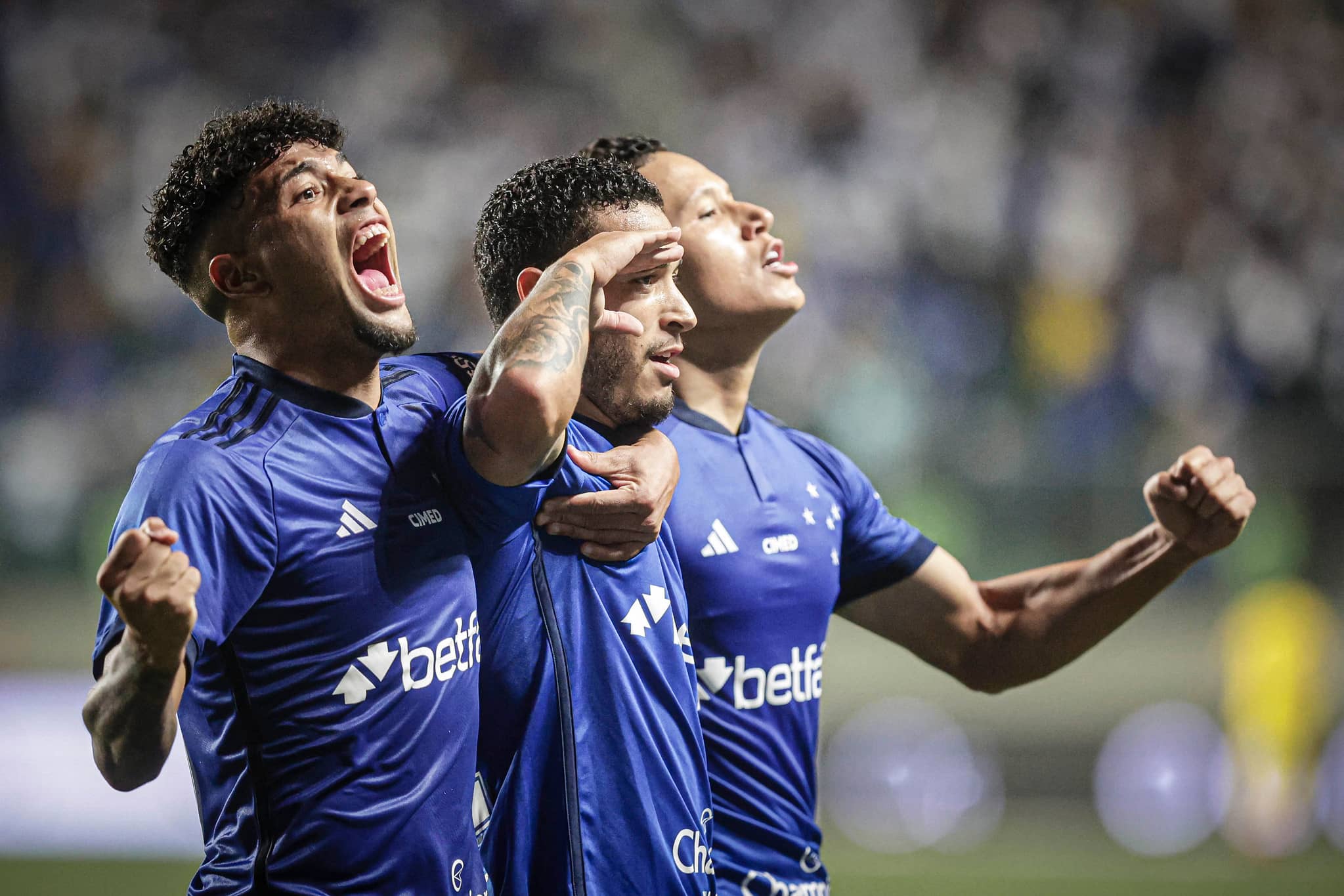 Cruzeiro vence o Santos no Independência e dorme na liderança do Brasileirão