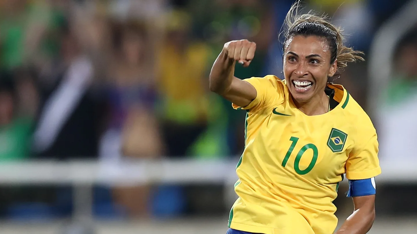 Cruzeiro contratou Marta e Ronaldo disse: “Você fica ótima de azul”