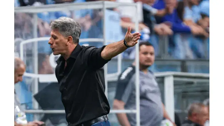Contratação que lotou aeroporto deve estrear pelo Grêmio contra o Cruzeiro