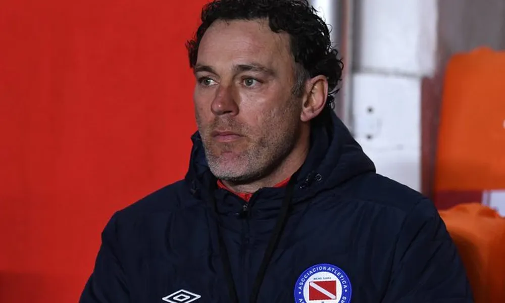 Gabriel Milito não demora muito e responde se vai comandar o Cruzeiro
