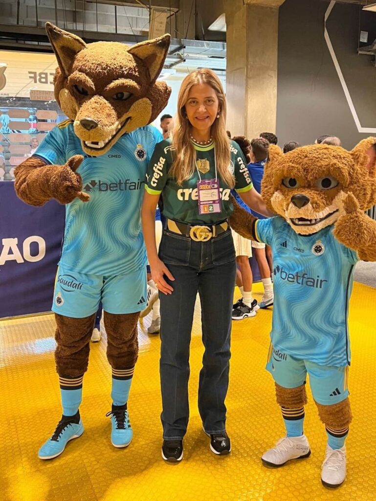 Mascotes do Cruzeiro, Raposão e Raposinho apareceram em cena inusitada com Leila Pereira 1 GAt4jDuWwAAZnUH