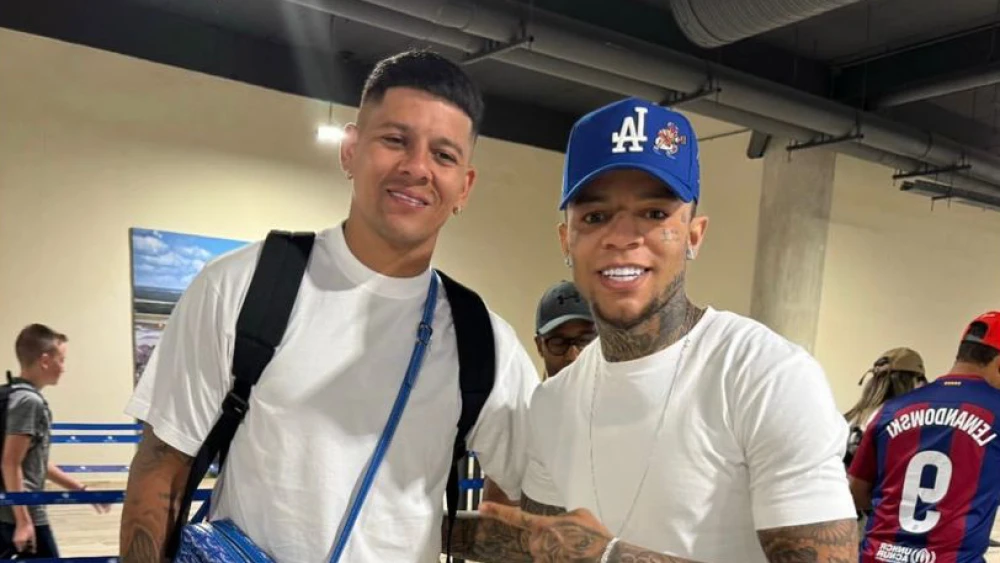 Rafael Bilu ativa o modo torcedor e pede foto a jogador lendário da Argentina 1 transferir