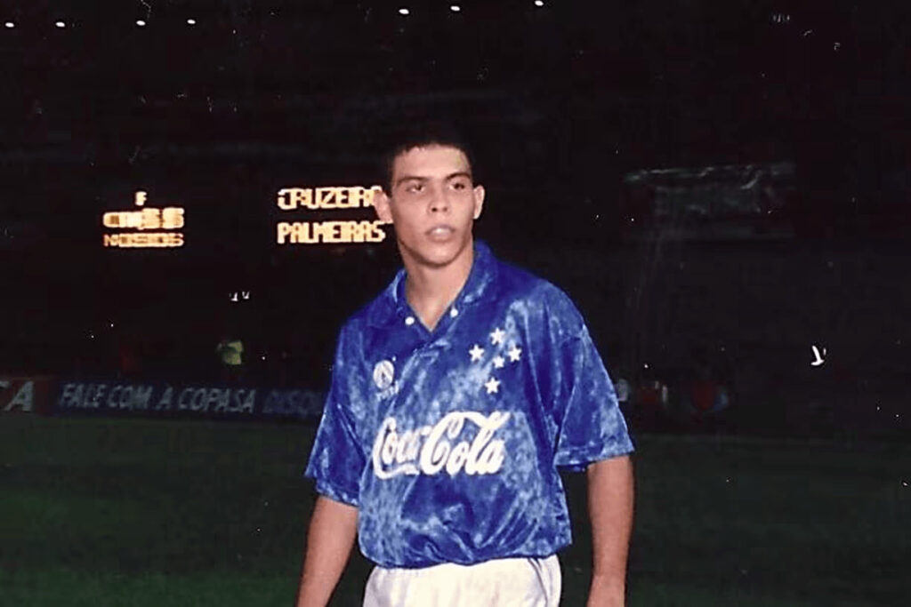 Provável novo uniforme do Cruzeiro traz inspiração relacionada a carreira de Ronaldo Fenômeno 2 Ronaldo