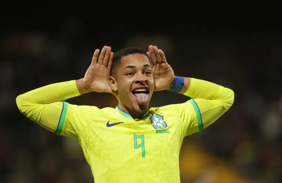 Vitor Roque recebeu notícia que o fez pular muito alto de alegria