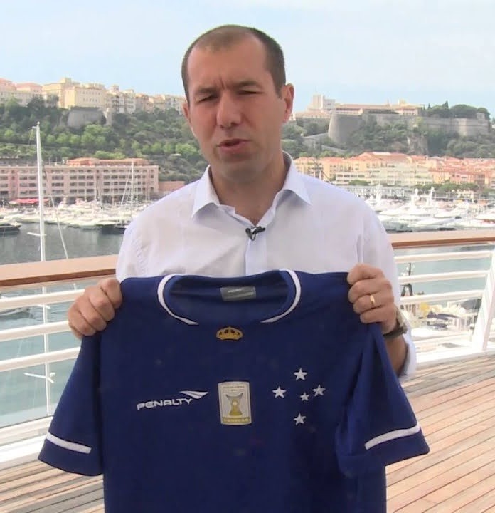 Provável novo técnico do Cruzeiro já tirou até foto com a camisa celeste 1 Imagem do WhatsApp de 2025 01 29 as 09.37.51 5547697c