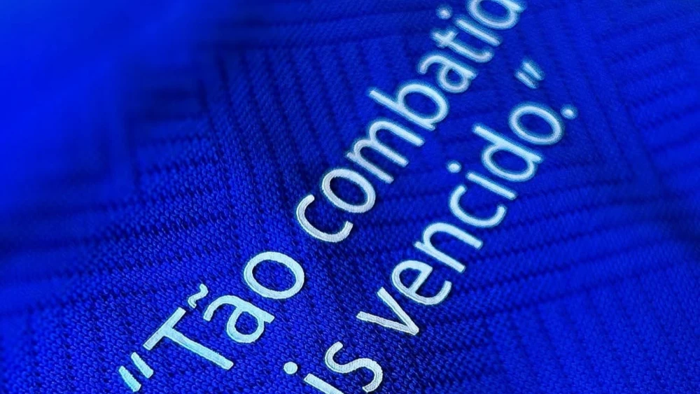 Cruzeiro divulga detalhe de nova camisa feita pela Joma, rival da Adidas
