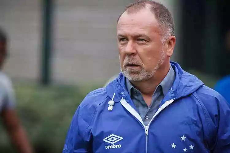 Mano Menezes precisou tirar cerveja de dois jogadores nos tempos de Cruzeiro
