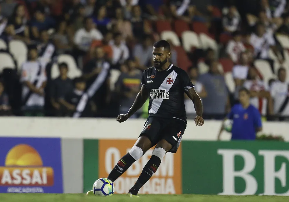Zagueiro Breno sumiu após ganhar uma fortuna na Justiça