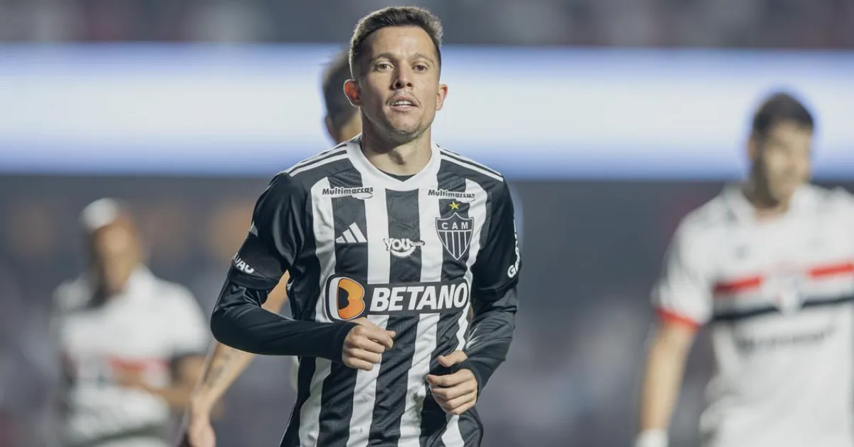 Em má fase no Atlético-MG, Bernard já assinou para vestir azul e branco