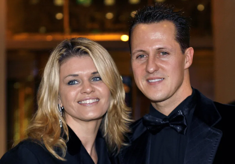 Depois de algum tempo, Schumacher e esposa foram visitar túmulo de Ayrton Senna