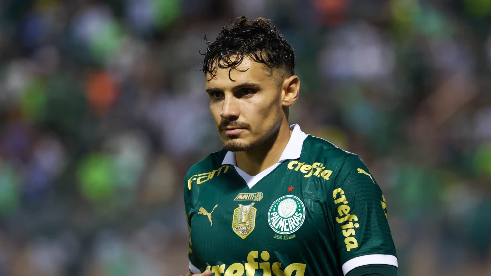 De uma hora para outra, Raphael Veiga foi colocado na lista de dispensa do Palmeiras