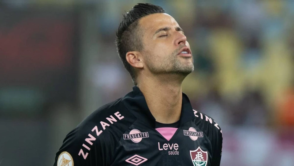 Ex-volante do Cruzeiro surpreende e aparece ao lado de Fábio