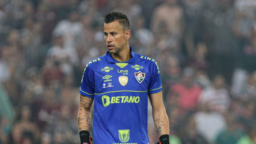 Enquanto Rogério Ceni se aposentou aos 42 anos, goleiro Fábio não decidiu quando vai parar