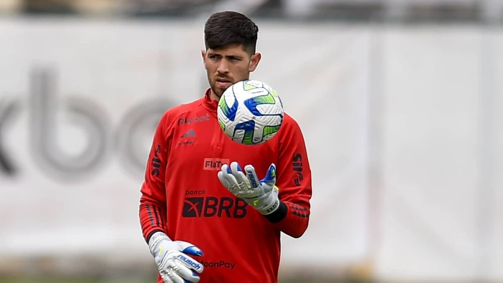 Flamengo tem novo goleiro e Agustín Rossi recebe aviso prévio