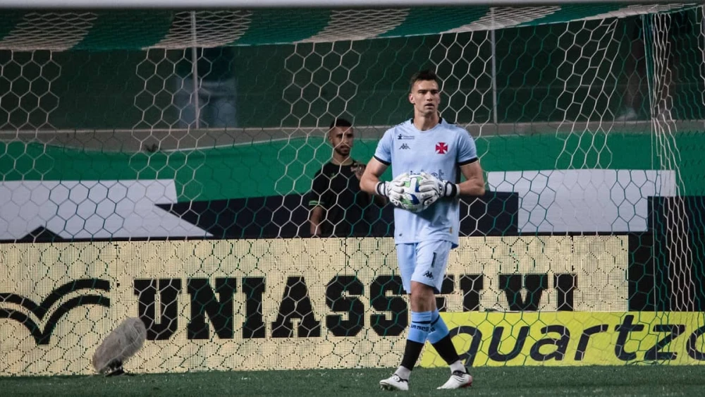 Goleiro Léo Jardim já desembarcou em Confins para apresentação