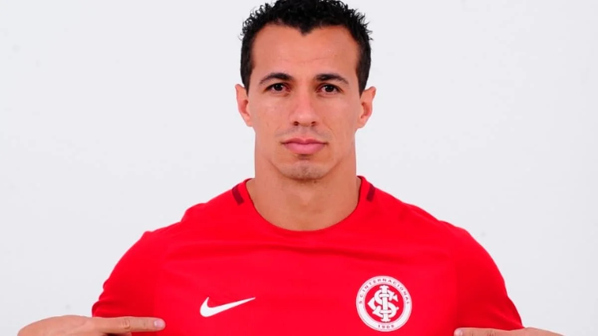 Leandro Damião aproveita oportunidade e decide voltar às origens para jogar futebol