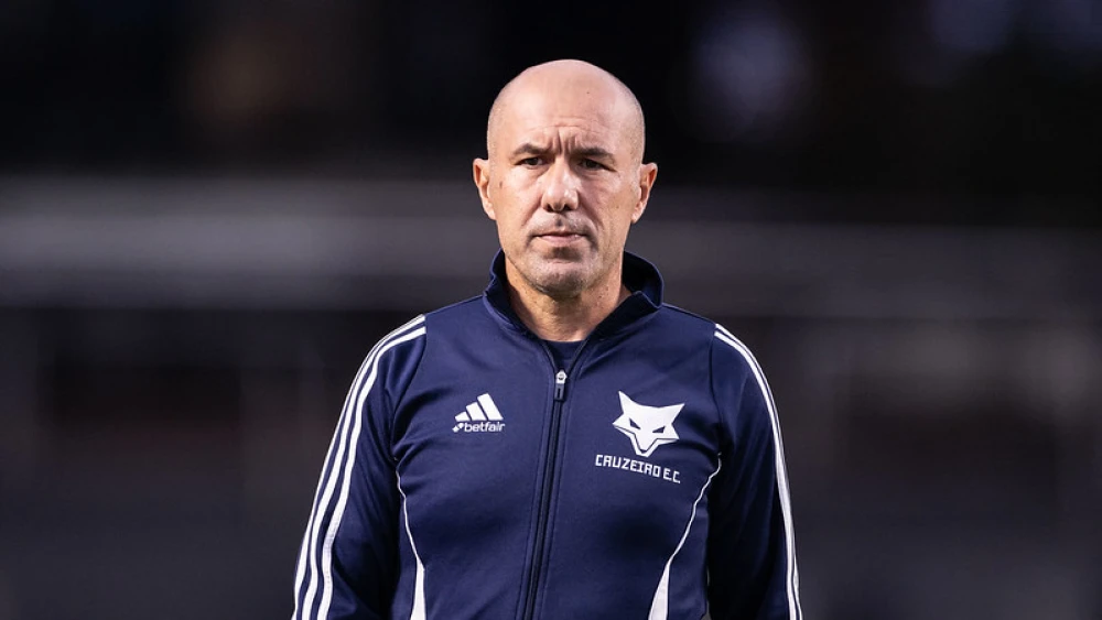 Leonardo Jardim está coçando a cabeça com mais um problema que arrumou no Cruzeiro